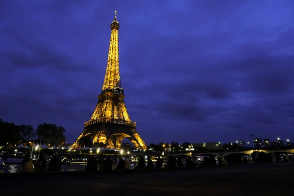 Натовп Туристів Насолоджується Видом Ейфелевої Вежі Парижі Квітня 2023 Року — стокове фото