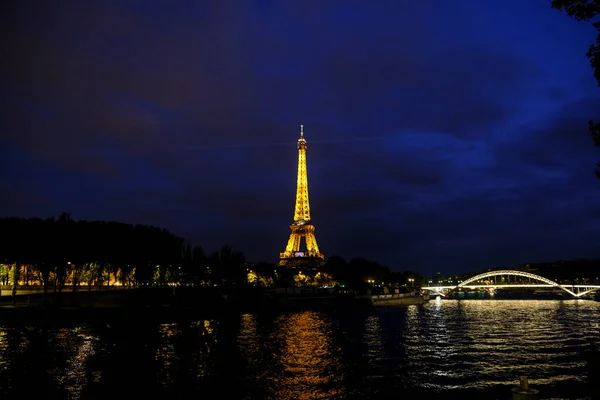 stock image Crowd of tourist enjoy the view of Eiffel Tower in Paris, France on April 30, 2023.