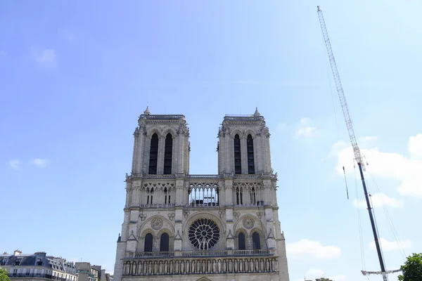 Turisták Sétálnak Kívül Notre Dame Paris Katedrális Párizsban Franciaországban Május — Stock Fotó