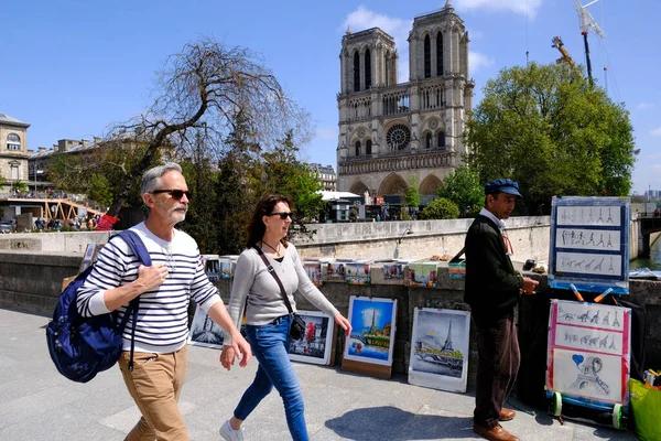 Turisták Sétálnak Kívül Notre Dame Paris Katedrális Párizsban Franciaországban Május — Stock Fotó