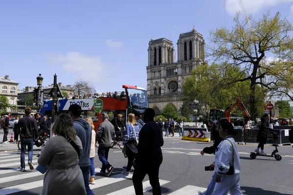 Turistas Caminan Fuera Catedral Notre Dame París París Francia Mayo — Foto de Stock
