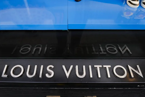 2023年4月30日在法国巴黎的Louis Vuitton商店的外景 — 图库照片