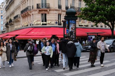 30 Nisan 2023 'te Paris, Fransa' da insanlar yürür..