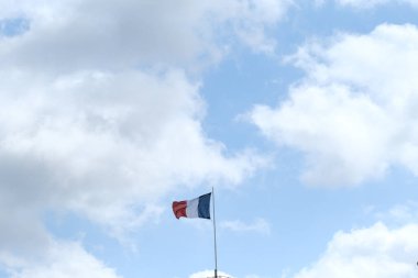 Fransa 'nın merkezi Paris' te 06 Nisan 2023 'te dalgalanan bir Fransız bayrağı..