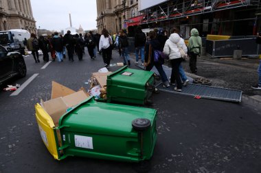 6 Nisan 2023 'te Paris, Fransa sokaklarında çöp bidonları.