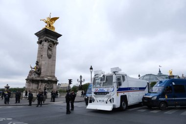 6 Nisan 2023 'te Fransa' da yapılan genel grev sırasında Paris caddesinde görülen, resmi olarak Uzman Kalabalık Yönetim Aracı olarak bilinen, kamyon teçhizatlı bir su topu..