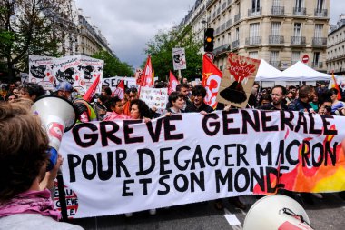 İnsanlar 1 Mayıs 2023 'te Paris, Fransa' da düzenlenen geleneksel 1 Mayıs çalışma yürüyüşüne, Fransız emeklilik reform yasasına ve sosyal adalete karşı bir seferberlik gününe katıldılar.