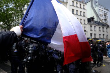 İnsanlar 1 Mayıs 2023 'te Paris, Fransa' da düzenlenen geleneksel 1 Mayıs çalışma yürüyüşüne, Fransız emeklilik reform yasasına ve sosyal adalete karşı bir seferberlik gününe katıldılar.