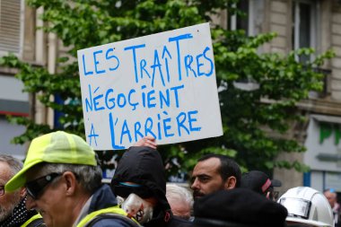 İnsanlar 1 Mayıs 2023 'te Paris, Fransa' da düzenlenen geleneksel 1 Mayıs çalışma yürüyüşüne, Fransız emeklilik reform yasasına ve sosyal adalete karşı bir seferberlik gününe katıldılar.