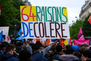 İnsanlar 1 Mayıs 2023 'te Paris, Fransa' da düzenlenen geleneksel 1 Mayıs çalışma yürüyüşüne, Fransız emeklilik reform yasasına ve sosyal adalete karşı bir seferberlik gününe katıldılar.