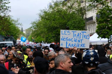 İnsanlar 1 Mayıs 2023 'te Paris, Fransa' da düzenlenen geleneksel 1 Mayıs çalışma yürüyüşüne, Fransız emeklilik reform yasasına ve sosyal adalete karşı bir seferberlik gününe katıldılar.