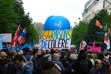 İnsanlar 1 Mayıs 2023 'te Paris, Fransa' da düzenlenen geleneksel 1 Mayıs çalışma yürüyüşüne, Fransız emeklilik reform yasasına ve sosyal adalete karşı bir seferberlik gününe katıldılar.