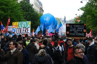 İnsanlar 1 Mayıs 2023 'te Paris, Fransa' da düzenlenen geleneksel 1 Mayıs çalışma yürüyüşüne, Fransız emeklilik reform yasasına ve sosyal adalete karşı bir seferberlik gününe katıldılar.