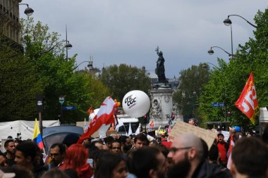 İnsanlar 1 Mayıs 2023 'te Paris, Fransa' da düzenlenen geleneksel 1 Mayıs çalışma yürüyüşüne, Fransız emeklilik reform yasasına ve sosyal adalete karşı bir seferberlik gününe katıldılar.