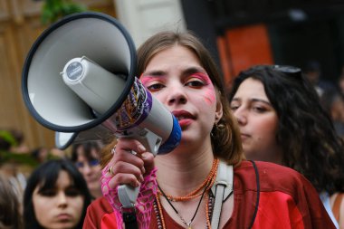 İnsanlar 1 Mayıs 2023 'te Paris, Fransa' da düzenlenen geleneksel 1 Mayıs çalışma yürüyüşüne, Fransız emeklilik reform yasasına ve sosyal adalete karşı bir seferberlik gününe katıldılar.