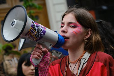 İnsanlar 1 Mayıs 2023 'te Paris, Fransa' da düzenlenen geleneksel 1 Mayıs çalışma yürüyüşüne, Fransız emeklilik reform yasasına ve sosyal adalete karşı bir seferberlik gününe katıldılar.