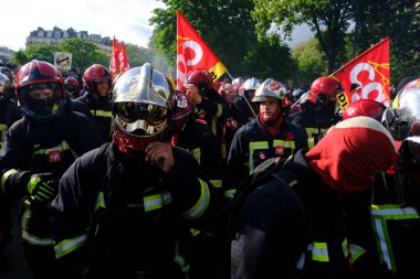 İtfaiyeciler 1 Mayıs 2023 'te Paris, Fransa' da düzenlenen geleneksel 1 Mayıs çalışma yürüyüşüne, Fransız emeklilik reform yasasına ve sosyal adalete karşı bir seferberlik gününe katıldılar.