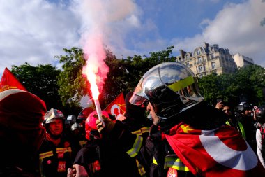 İtfaiyeciler 1 Mayıs 2023 'te Paris, Fransa' da düzenlenen geleneksel 1 Mayıs çalışma yürüyüşüne, Fransız emeklilik reform yasasına ve sosyal adalete karşı bir seferberlik gününe katıldılar.
