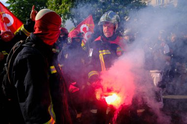 İtfaiyeciler 1 Mayıs 2023 'te Paris, Fransa' da düzenlenen geleneksel 1 Mayıs çalışma yürüyüşüne, Fransız emeklilik reform yasasına ve sosyal adalete karşı bir seferberlik gününe katıldılar.