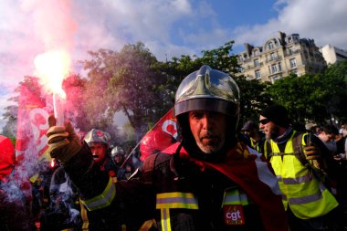 İtfaiyeciler 1 Mayıs 2023 'te Paris, Fransa' da düzenlenen geleneksel 1 Mayıs çalışma yürüyüşüne, Fransız emeklilik reform yasasına ve sosyal adalete karşı bir seferberlik gününe katıldılar.