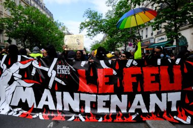 Siyah Blok üyeleri geleneksel 1 Mayıs çalışma yürüyüşü, Fransız emeklilik reformu yasası ve sosyal adalet için seferberlik günü Paris, Fransa 'da 1 Mayıs 2023.