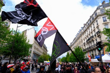 Siyah Blok üyeleri geleneksel 1 Mayıs çalışma yürüyüşü, Fransız emeklilik reformu yasası ve sosyal adalet için seferberlik günü Paris, Fransa 'da 1 Mayıs 2023.