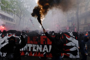 Siyah Blok üyeleri geleneksel 1 Mayıs çalışma yürüyüşü, Fransız emeklilik reformu yasası ve sosyal adalet için seferberlik günü Paris, Fransa 'da 1 Mayıs 2023.