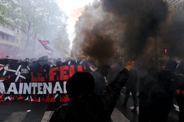 Siyah Blok üyeleri geleneksel 1 Mayıs çalışma yürüyüşü, Fransız emeklilik reformu yasası ve sosyal adalet için seferberlik günü Paris, Fransa 'da 1 Mayıs 2023.
