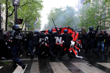 Fransız emeklilik reformu yasası ve sosyal adalet için 1 Mayıs 2023 'te Paris, Fransa' da düzenlenen 1 Mayıs çalışma yürüyüşü, bir günlük seferberlik sırasında toplum polisi protestocularla çatışmaya girdi..