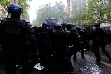 Fransız emeklilik reformu yasası ve sosyal adalet için 1 Mayıs 2023 'te Paris, Fransa' da düzenlenen 1 Mayıs çalışma yürüyüşü, bir günlük seferberlik sırasında toplum polisi protestocularla çatışmaya girdi..