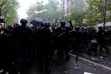 Fransız emeklilik reformu yasası ve sosyal adalet için 1 Mayıs 2023 'te Paris, Fransa' da düzenlenen 1 Mayıs çalışma yürüyüşü, bir günlük seferberlik sırasında toplum polisi protestocularla çatışmaya girdi..