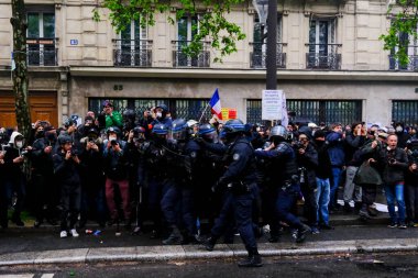 Fransız emeklilik reformu yasası ve sosyal adalet için 1 Mayıs 2023 'te Paris, Fransa' da düzenlenen 1 Mayıs çalışma yürüyüşü, bir günlük seferberlik sırasında toplum polisi protestocularla çatışmaya girdi..