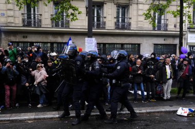 Fransız emeklilik reformu yasası ve sosyal adalet için 1 Mayıs 2023 'te Paris, Fransa' da düzenlenen 1 Mayıs çalışma yürüyüşü, bir günlük seferberlik sırasında toplum polisi protestocularla çatışmaya girdi..