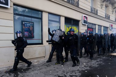 Fransız emeklilik reformu yasası ve sosyal adalet için 1 Mayıs 2023 'te Paris, Fransa' da düzenlenen 1 Mayıs çalışma yürüyüşü, bir günlük seferberlik sırasında toplum polisi protestocularla çatışmaya girdi..