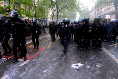 Çevik kuvvet, 1 Mayıs 2023 'te Paris, Fransa' da Fransız emeklilik reform yasasına ve sosyal adalete karşı yapılan seferberlik yürüyüşü sırasında kalabalığı dağıtmak için göz yaşartıcı gaz kullandı..