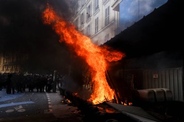 Fransa 'nın başkenti Paris' te 1 Mayıs 2023 'te polisle yaşanan çatışmalar sırasında protestocular barikat kuruyor.
