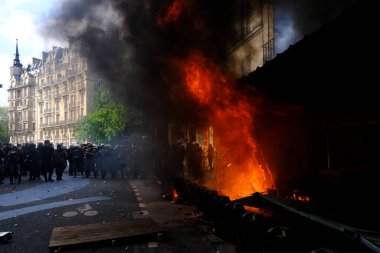 Fransa 'nın başkenti Paris' te 1 Mayıs 2023 'te polisle yaşanan çatışmalar sırasında protestocular barikat kuruyor.