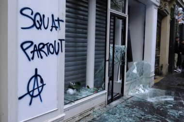 1 Mayıs 2023 'te Paris, Fransa' da düzenlenen 1 Mayıs işçi yürüyüşü sırasında polisle çıkan çatışmalarda protestocular dükkanlara ve bankalara zarar verdiler.