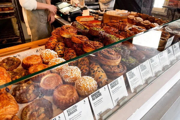 프랑스 파리의 빵집에서 2023 전시되어 전통적 프랑스 디저트 — 스톡 사진