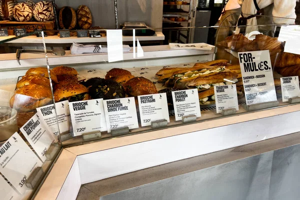 Παραδοσιακά Γαλλικά Επιδόρπια Εκτίθενται Αρτοποιείο Στο Παρίσι Γαλλία Στις Μαΐου — Φωτογραφία Αρχείου