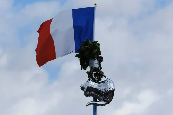 Μια Γαλλική Σημαία Κυματίζει Στο Κτίριο Του Κεντρικού Παρισιού Γαλλία — Φωτογραφία Αρχείου