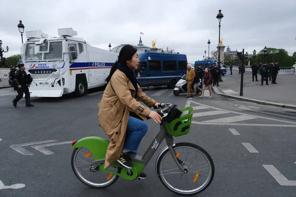 Μια Γυναίκα Κάνει Ποδήλατο Στο Κέντρο Του Παρισιού Γαλλία Στις — Φωτογραφία Αρχείου