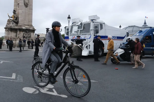 Egy Biciklizik Párizs Központjában 2023 Április — Stock Fotó