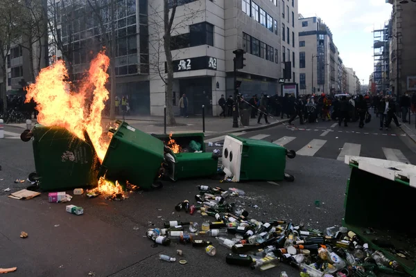 デモ参加者は 2023年4月6日にフランスのパリで行われた全国的なデモの際に暴動警察と衝突する際に燃えるバリケードを設置した — ストック写真