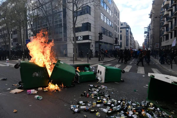 デモ参加者は 2023年4月6日にフランスのパリで行われた全国的なデモの際に暴動警察と衝突する際に燃えるバリケードを設置した — ストック写真