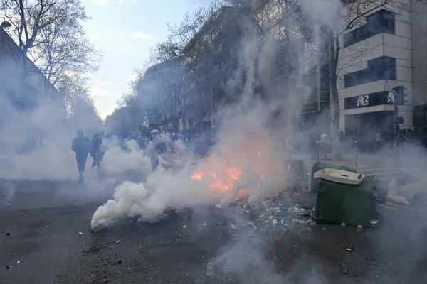 Göstericiler Nisan 2023 Fransa Nın Paris Kentinde Düzenlenen Bir Gösteride — Stok fotoğraf
