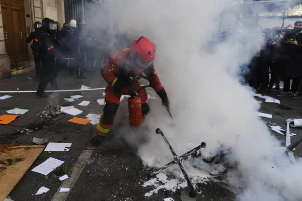 Pompier Pulvérise Eau Sur Des Scooters Feu Dans Une Rue — Photo