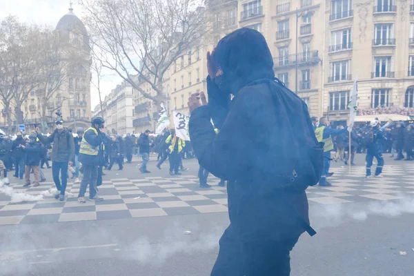 참가자들은 2023 프랑스 파리에서 전국적 시위가 충돌하는 최루탄을 발사하며 — 스톡 사진