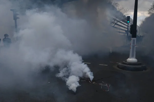 Des Manifestants Masqués Réagissent Milieu Gaz Lacrymogènes Lors Affrontements Avec — Photo