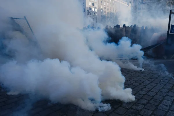 Gemaskerde Demonstranten Reageren Temidden Van Traangas Tijdens Gevechten Met Oproerpolitie — Stockfoto